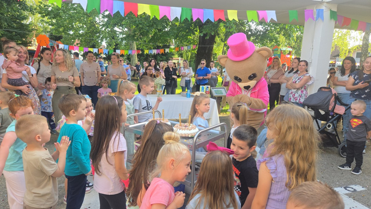 ''ROĐENDAN NA DVORIŠTU''