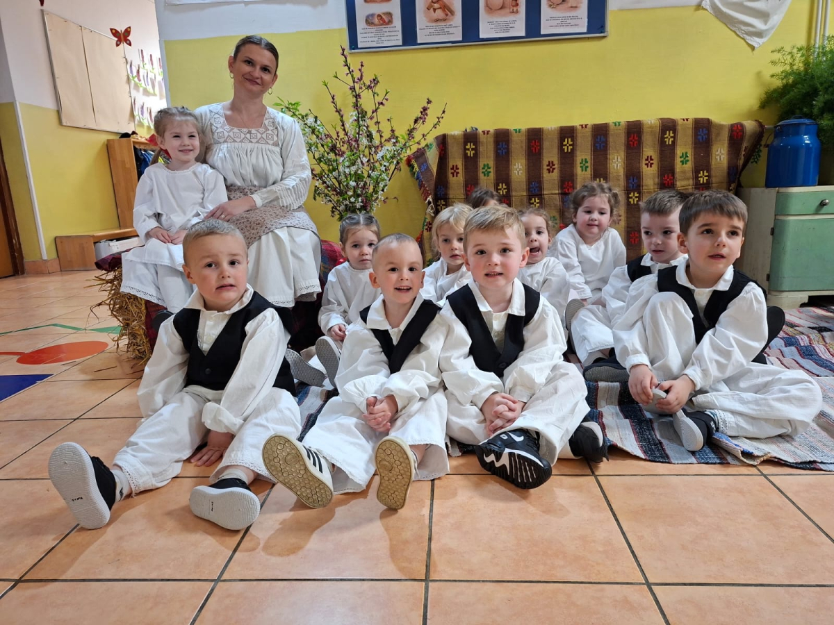 Folklorna skupina u pripremi za Uskrs